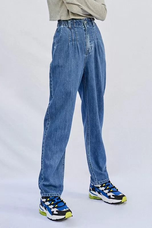 HIGH RISE PLEATED MOM JEANS