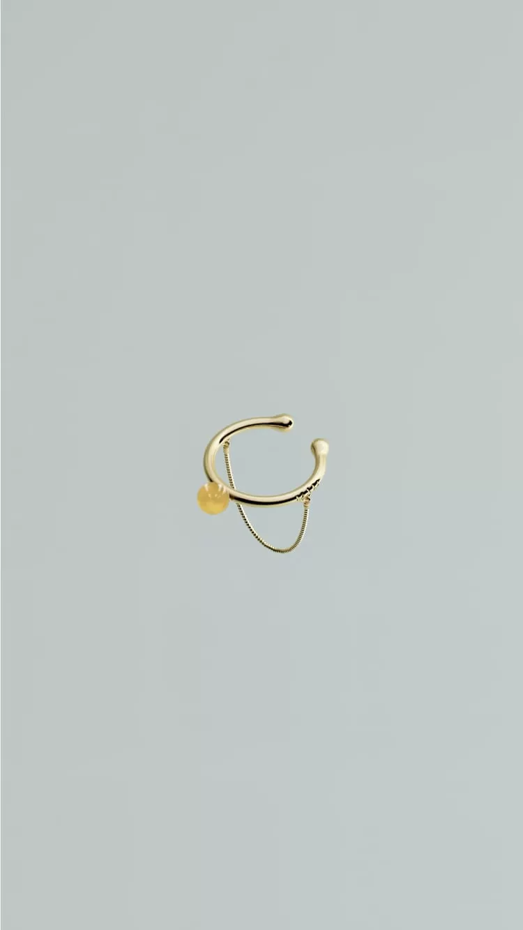 Nail ring with chain in gold